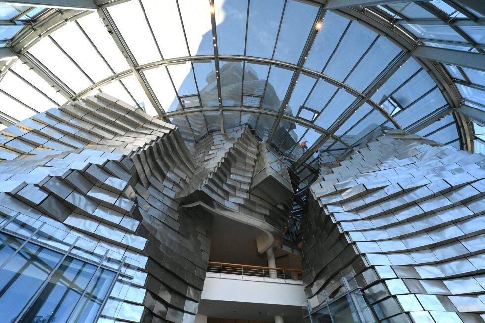 La Torre es una construcción en espiral y recubierta de láminas de láminas de aluminio diseñada por el arquitecto Frank Gehry que sirve de sede para la Fundación Lum en Arlés (sur de Francia). 