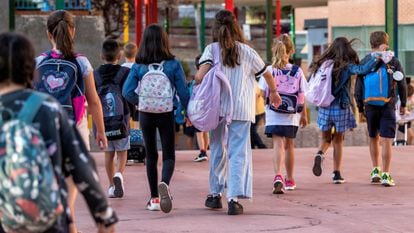 Varios alumnos en el patio del colegio Hernán Cortés, en Madrid, el primero de clases del curso 2022-2023.