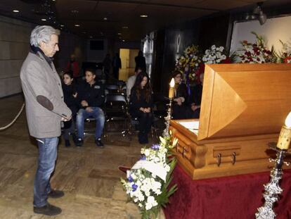 El actor Imanol Arias en la capilla ardiente del actor Tony Leblanc, fallecido ayer a los noventa años a causa de un fallo cardíaco.