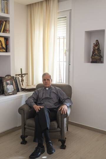 Jesús Higueras en la sala principal de su apartamento, en la planta baja del edificio de la parroquia de Santa María de Caná, en Pozuelo.