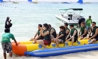 La masificación del turismo en lugares muy concretos se percibe como una de las grandes amenazas para la sostenibilidad del sector. En la foto, turistas chinos en Boracay, Filipinas.