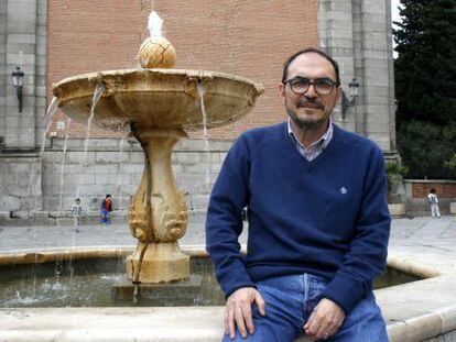 Rodolfo Serrano sentado en una fuente del distrito de La Latina.