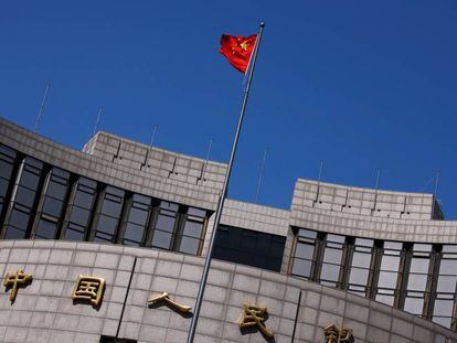 Bandera nacional china ondeando sobre la sede del Banco Popular de China, el banco central del pa&iacute;s, en Pek&iacute;n.