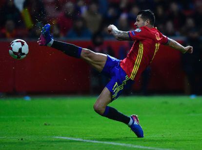 Vitolo, de la selección de España, golpea el esférico.