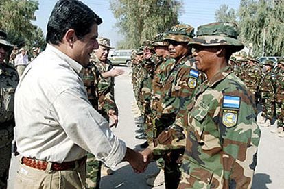 Federico Trillo saluda, en Diwaniya, a las tropas nicaragüenses que forman parte de la Brigada Plus Ultra.
/ EFE