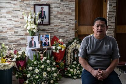 José María Bautista, frente al altar dedicado a su hijo Mario Alberto Bautista Sánchez en su casa de Ciudad de México.