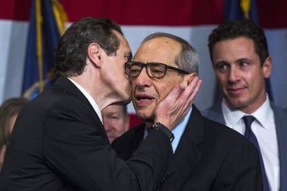 Andrew Cuomo besa a su padre Mario, en noviembre de 2014.