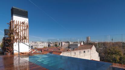 La terraza que corona el ático del edificio cuenta con una superficie de 200 m2 y una piscina privada.
