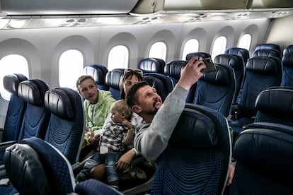 Las familias ucranianas no duermen durante las dos horas y media de trayecto. Tras esperar casi doce horas en el angar del aeropuerto de Varsovia, ya en el avión se muestran esperanzadas.