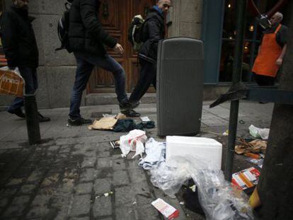 Basura esparcida en el pavimento de una calle del centro de Madrid el pasado 10 de enero.