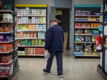 Un hombre en un supermercado de Madrid.