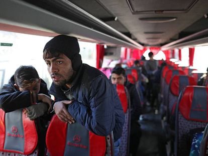 Un grupo de refugiados sirios emprende el retorno a su país de origen en un autobús desde Esenyurt, en Estambul.