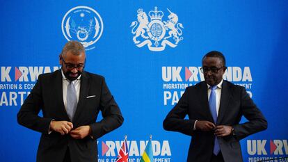 El ministro del Interior británico, James Cleverly, y su homólogo ruandés, Vincent Biruta, durante la comparecencia sobre el nuevo acuerdo migratorio en Kigali, el 5 de diciembre.