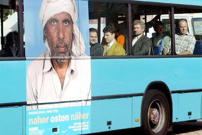 Autobús público en las calles de Francfort con un cartel anunciando una exposición del fotógrafo egipcio Hassan Khan.