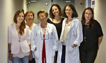 De izquierda a derecha, las pacientes Julia, Paqui, Amparo y Laura, con las doctoras Anna Lluch e Isabel Chirivella