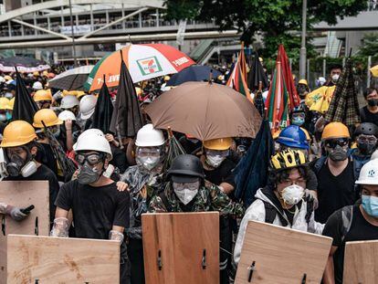 Manifestantes se preparan para repeler la actuación policial cerca del Parlamento de Hong Kong el pasado 1 de julio.