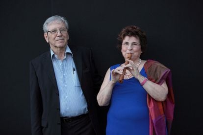 Estudió filosofía y literatura en la Universidad Hebrea de Jerusalén. En la imagen, Amos Oz junto a su esposa Nili Oz en el Festival Internacional de Roma Letterature, en la Basílica de Majencio, el 7 de junio de 2012.
