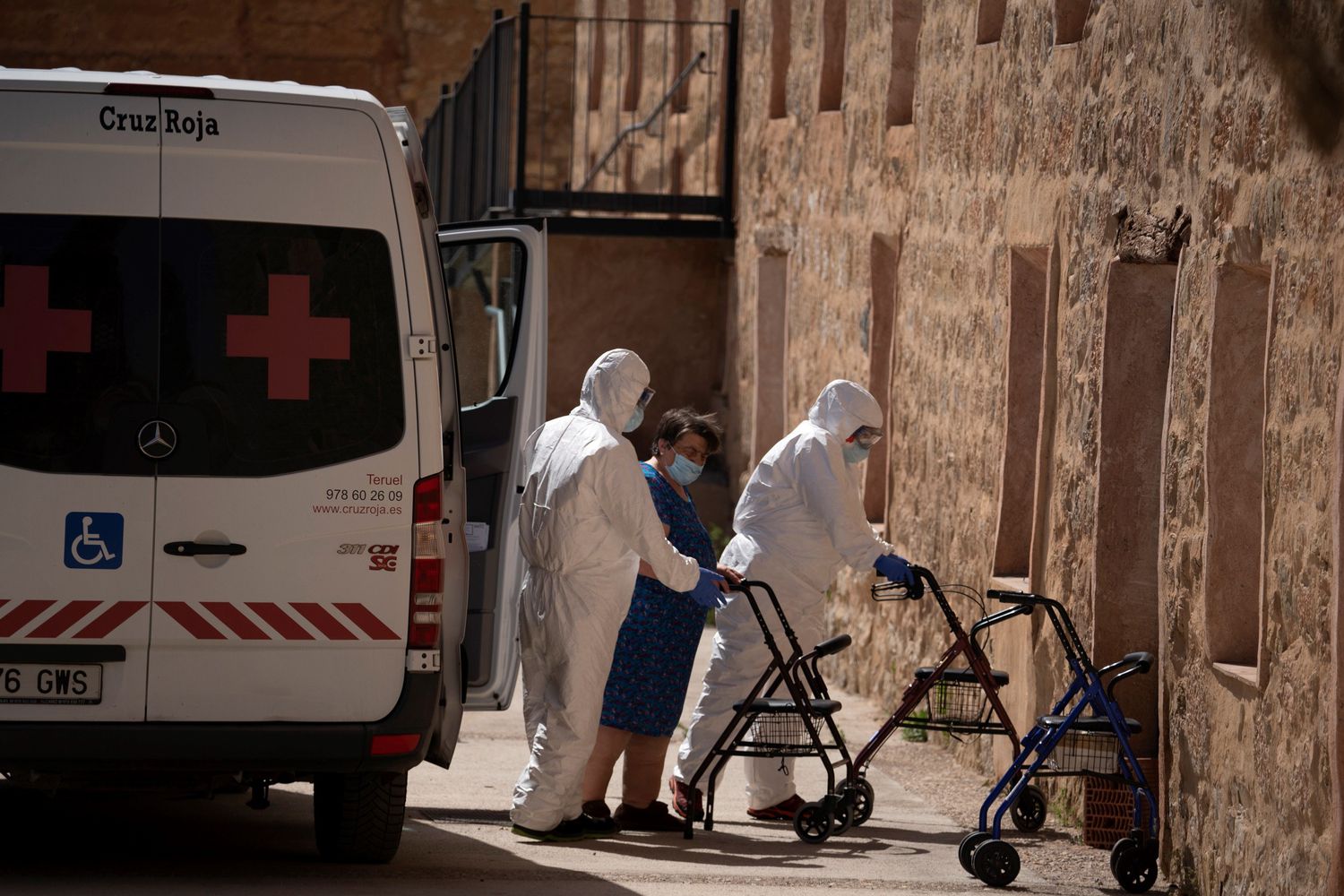 Residentes de la residencia de Burbáguena (Teruel) son trasladados a la residencia de GEA de Albarracín (Teruel), tras haberse registrado un brote de coronavirus.