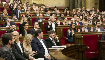 Queixa de la "minoria" al Parlament.