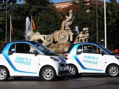 Coches de la flota de Car2go pasando por La Cibeles.