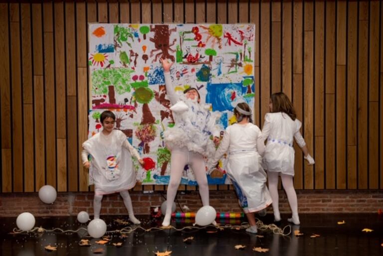 Alumnos del colegio San Ramón y San Antonio de Madrid durante una función del programa de Educación Responsable de la Fundación Botín.