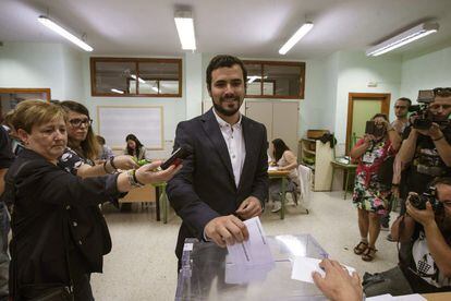 El candidato de IU a la Presidencia del Gobierno, Alberto Garzón, deposita su voto para las elecciones del 24M, en el colegio público Manuel Paza Palacio del municipio del Rincón de la Victoria (Málaga).