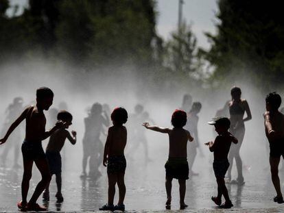  Un grupo de niños se bañan en las fuentes verticales del Madrid Rio. 