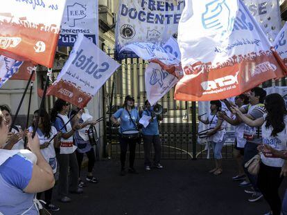 Gremios docentes de Buenos Aires protestan frente al ministerio de Economía provincial.