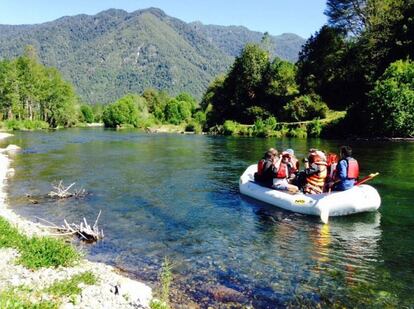 Excursión en balsa por aguas tranquilas.