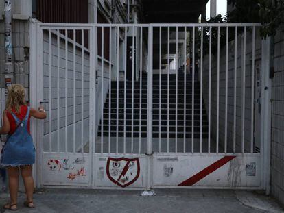 Una mujer cierra uno de los accesos al estadio del Rayo Vallecano.