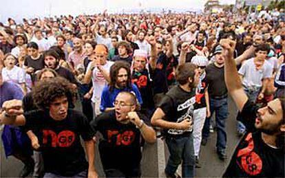 Miles de personas marcharon ayer pacíficamente por Génova para protestar por las políticas de globalización representadas en la reunión del G-8.