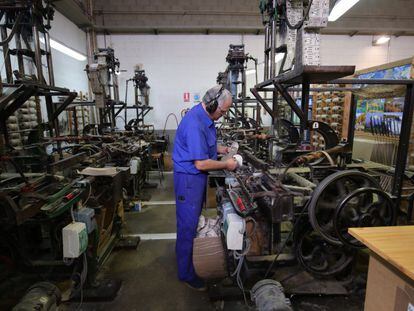 Un empleado trabaja en una fábrica en Bañolas, Girona.