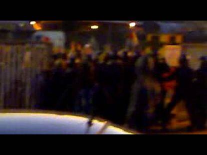 Los sindicatos UGT y CC OO han difundido dos vídeos captados durante los enfrentamientos entre piquetes informativos y policía en la fábrica EADS CASA en Getafe.
