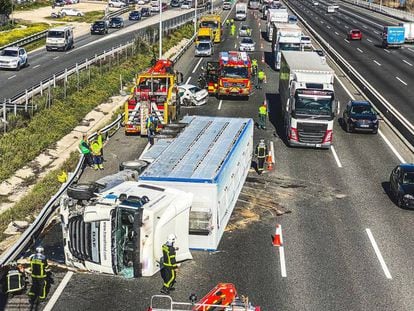 Un camión volcado en la A-6 tras un accidente, el pasado febrero.