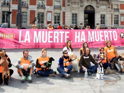 Voluntarios de El Refugio celebrando el viernes la decisi&oacute;n de la Asamblea de Madrid. 