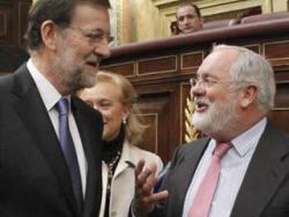 El presidente del Gobierno, Mariano Rajoy, junto a Miguel Arias Cañete, que vuelve a la cartera de Agricultura.