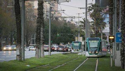 Un tranvía en el tramo de la Diagonal del Trambaix.