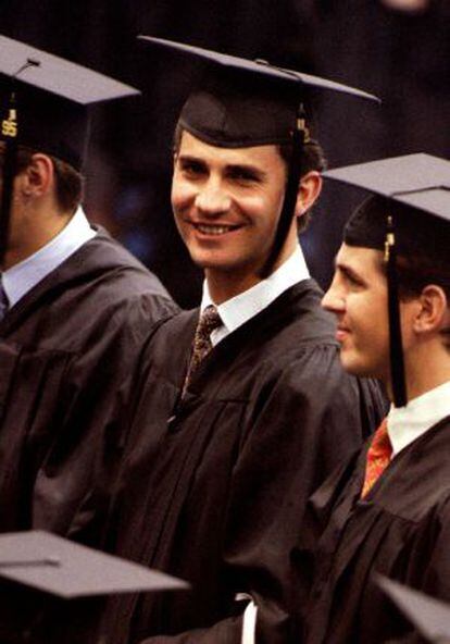 El Pr&iacute;ncipe, durante el acto de graduaci&oacute;n en la Universidad de Georgetown, en 1995.