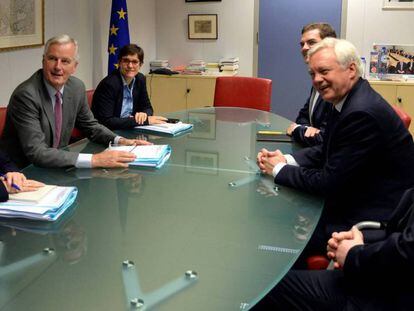 El negociador europeo y su equipo (i) frente a su homólogo británico y sus asistentes, este lunes en Bruselas.