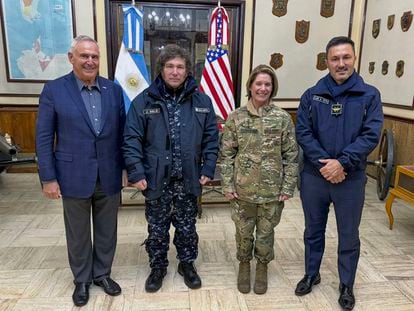 El presidente de Argentina, Javier Milei, y la comandante del Comando Sur de los Estados Unidos, Laura Richardson, posan junto al embajador de Estados Unidos en Argentina, Marc Stanley, y el ministro argentino de Defensa, Luis Petri, este viernes en Ushuaia.