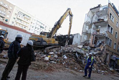 Inicio de los trabajos de demolición del edificio que se derrumbó parcialmente el pasado jueves en la calle Mariano Fernández de Madrid.