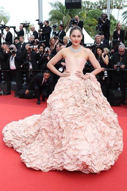 La actriz tailandesa Araya A. Hargate vistió un modelo de alta costura de la colección primavera-verano 2022 de Jean Paul Gaultier.