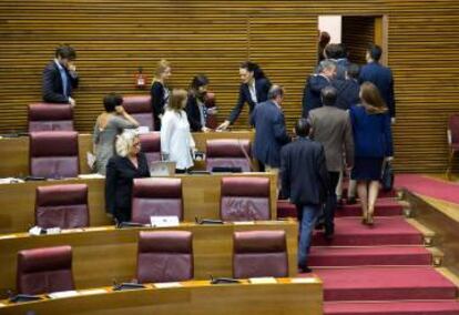 Los diputados del PP abandonan el hemiciclo antes de la votación del consejo de la televisión.