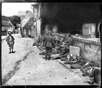 Julio 1918. Heridos boches en Pierrefont, Francia (nota manuscrita del autor sobre el negativo de vidrio).