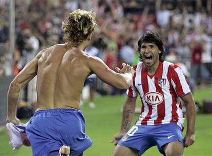 Forlán, tras su gol, el segundo del Atlético, corre a abrazar a Agüero.