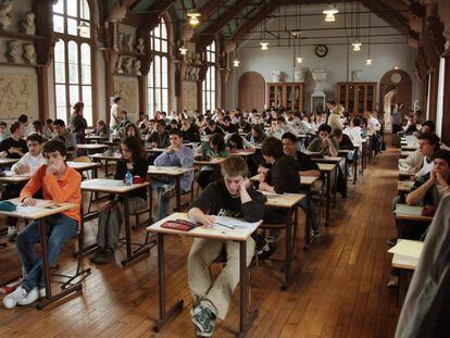 Alumnos en un examen de selectividad de Filosofía en París.