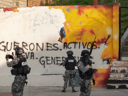 Personal militar y policial borra grafitis alusivos a la banda Los Tiguerones, en el barrio la Guacharaca, en Esmeraldas (Ecuador), el pasado abril.