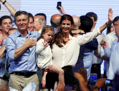 Mauricio Macri  junto a su esposa Juliana Awada y su hija Antonia celebrtan la victoria en la sede del partido en Buenos Aires.