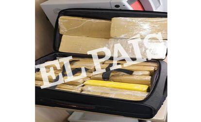 Maleta del militar brasileño con los paquetes de cocaína en su interior.