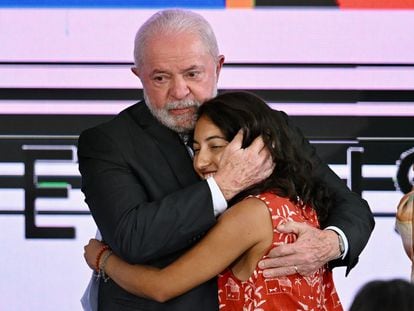 Lula abraza a Isamara Mendes, una antigua usuaria de Bolsa Familia, durante la presentación del nuevo programa, este jueves en Brasilia.